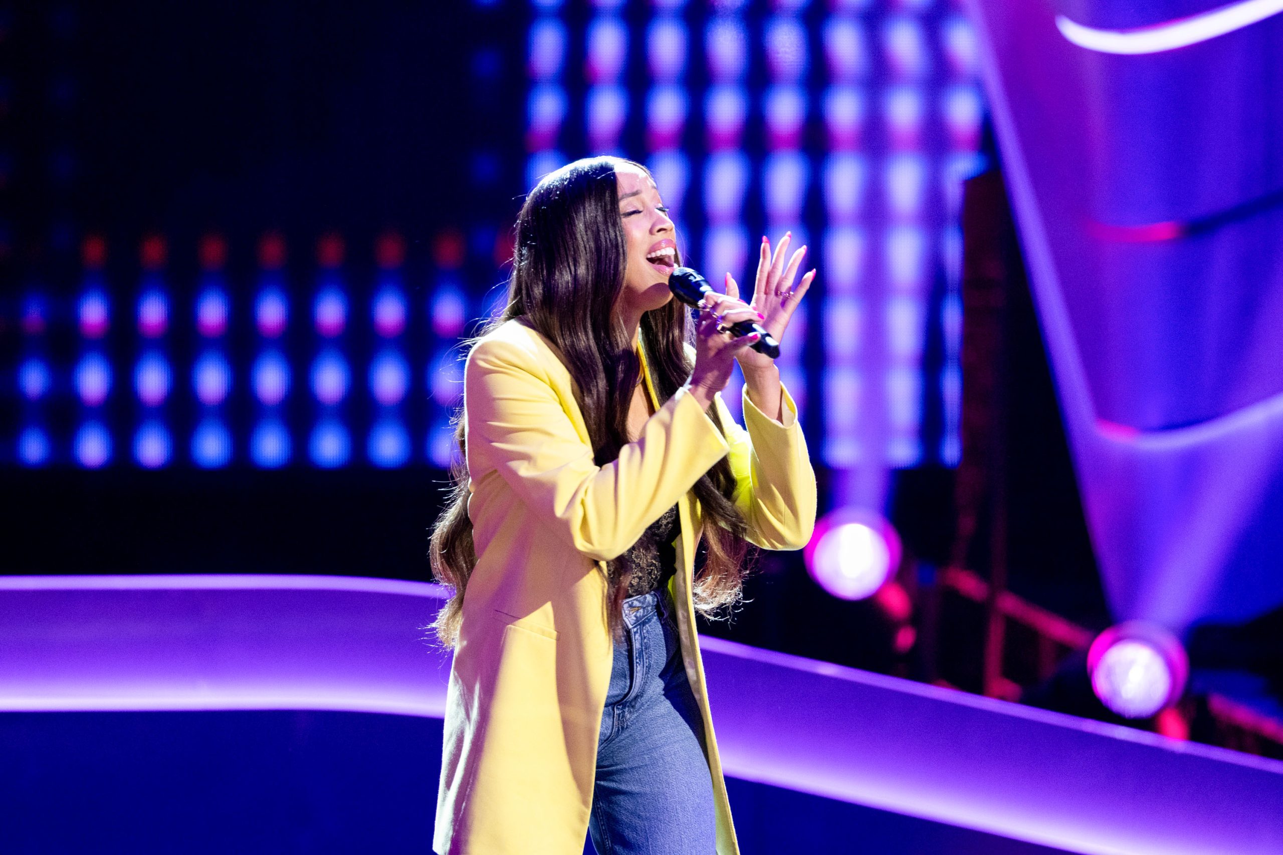 Nell Simmons singing during The Voice blind auditions